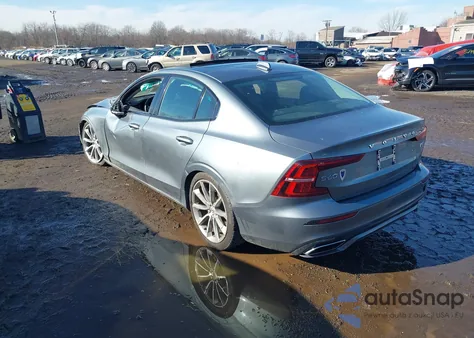 2021 Volvo S60 T5 Momentum z USA, uszkodzony, nr VIN 7JR102TZ1MG113089